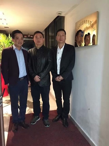 公司總經(jīng)理周建華、湖南分公司總經(jīng)理劉靜波、分公司副總潘智輝為分公司成立揭牌